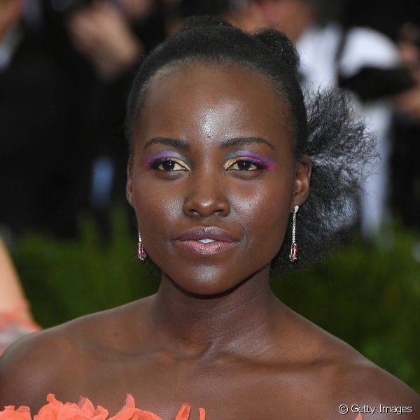 Lupita Nyong'o apostou na maquiagem colorida e adicionou um toque de sombra lil?s nas p?lpebras durante um evento de gala em Nova York (Foto: Getty Images)